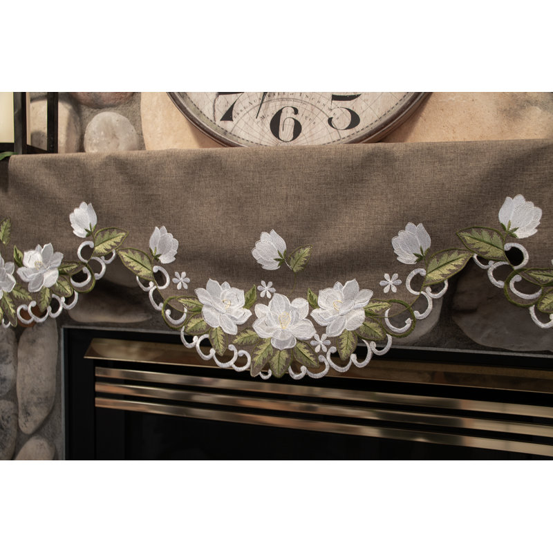 Écharpe Zakirah Magnolia sur manteau brun (19 po x 90 po)