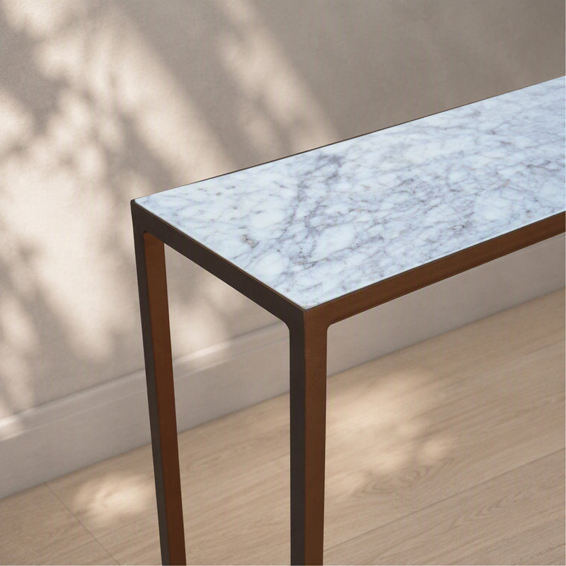 Console, plateau en marbre blanc uni, structure en fer, élégance contemporaine, finition cuivre antique