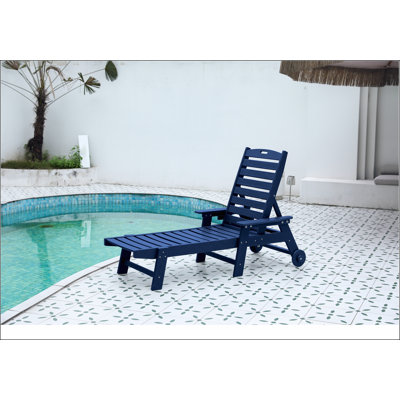 Chaise longue d'extérieur avec texture en bois, chaise longue surdimensionnée à 5 positions, PEHD, chaise longue de patio avec roues et porte-gobelet pour piscine, terrasse, bord de piscine