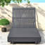 Chaise longue de patio réglable moderne, structure en bois massif gris foncé pour une utilisation au bord de la piscine
