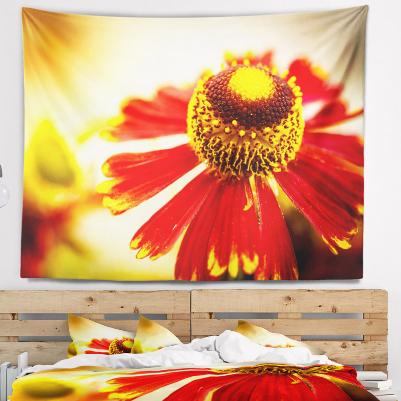 Magnifique fleur sur fond jaune tapisserie, H 32 po x l 39 po