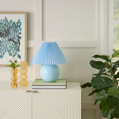 Lampe ronde 13 po en céramique bleu clair avec abat-jour plissé