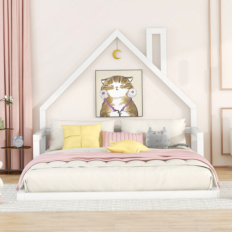 Lit en bois avec tête de lit en bois
