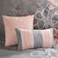 Couette en coton imprimé pour lit simple/simple XL - Jupe de lit grise/pêche et 3 coussins décoratifs chauds à effet froissé brodé -