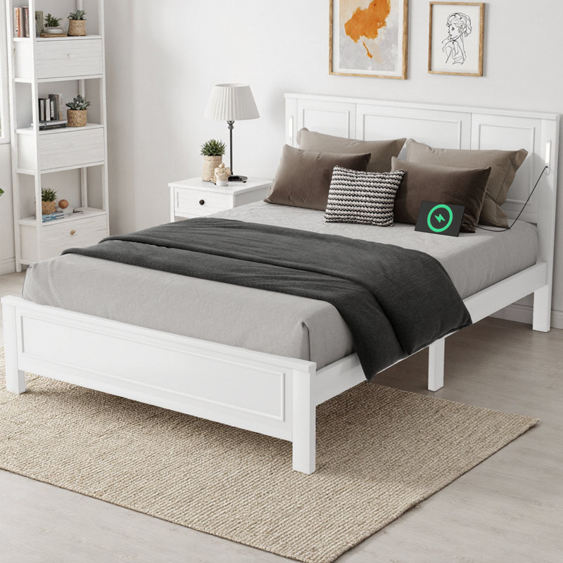 Lit plateforme Farmhouse avec tête de lit haute, lumières DEL intégrées et charge USB / Type-C, cadre de lit en bois de pin avec espace de rangement sous le lit de 9 po