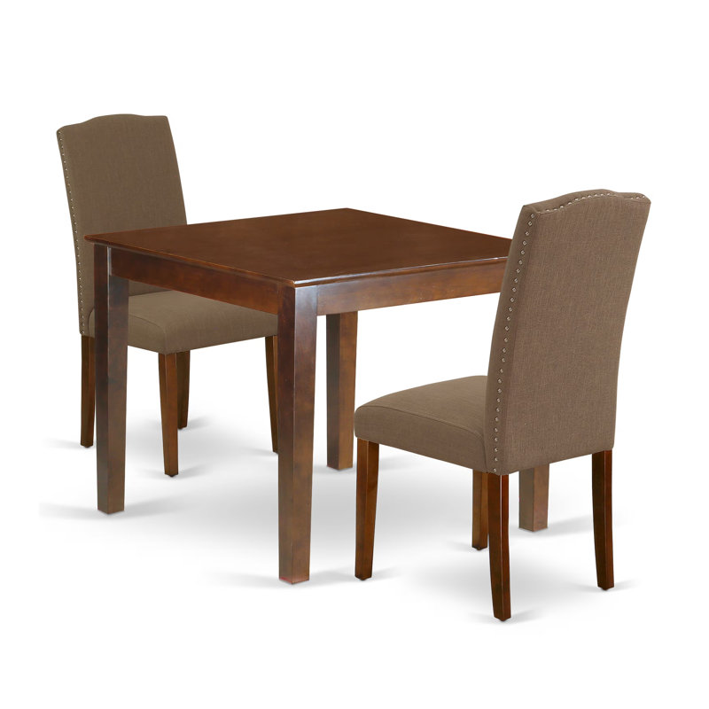 L'ensemble de table de salle à manger 3 pièces comprend une table carrée en bois et 2 chaises parsons rembourrées en tissu de café foncé en acajou