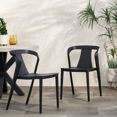 Chaise d'extérieur en polypropylène noir, fabriquée dans un mélange unique de matériaux. Profondeur : 48,6 cm, largeur : 53 cm, hauteur : 75,9 cm, poids : 4,6 kg. Forme incurvée. Parfait pour le jardin.