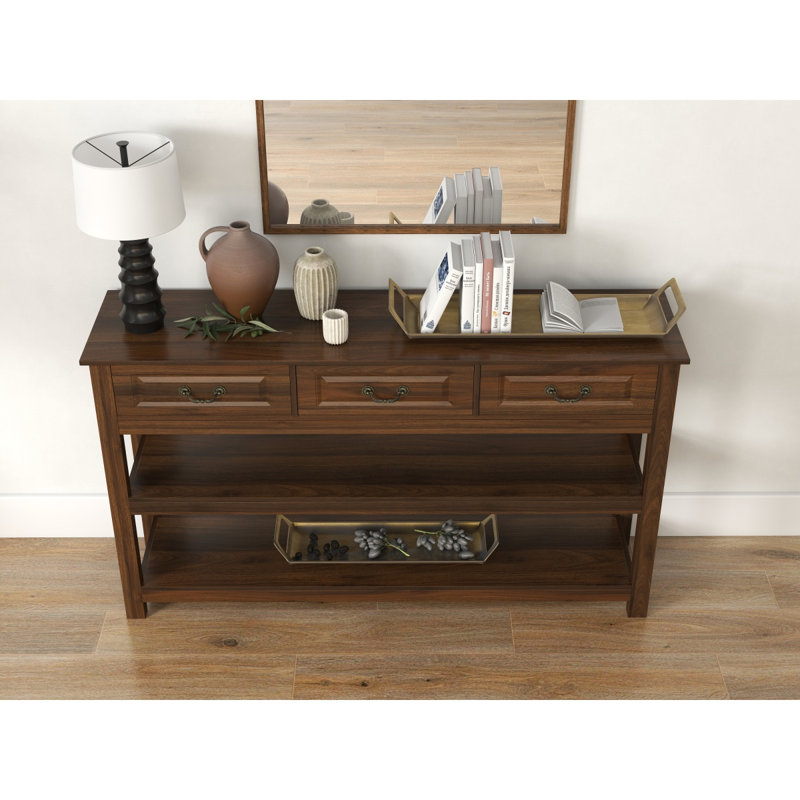 Console de 63 pouces en bois avec 3 tiroirs, façades de tiroirs encastrées en panneau de fibres à densité moyenne moulées avec poignées en métal antique rétro, 2 tablettes de rangement ouvertes, pieds de 2,2 po x 1,4 po d'épaisseur, entrée de table de canapé rustique