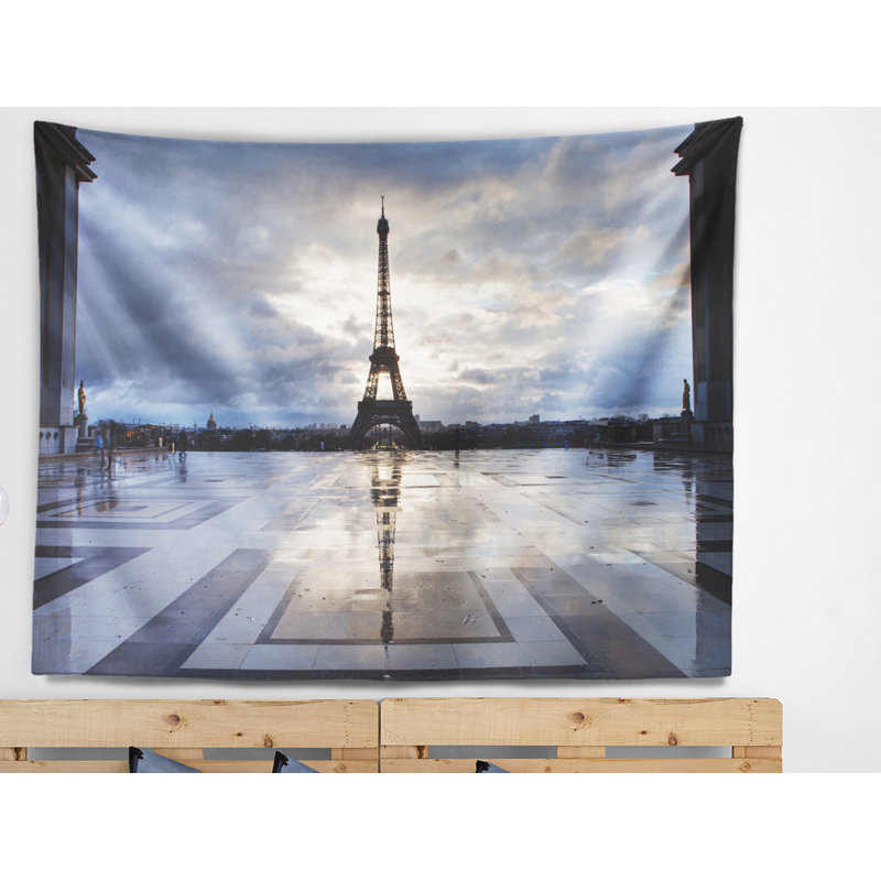 Reflection en polyester de la tour à l’tapisserie de paris avec nuages et accessoires suspendus inclus, H 68 po x l 80 po