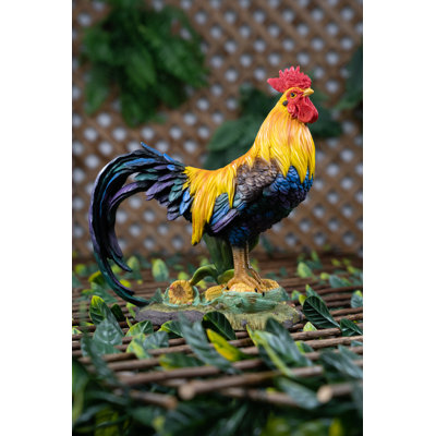 Statue coq debout sur du maïs