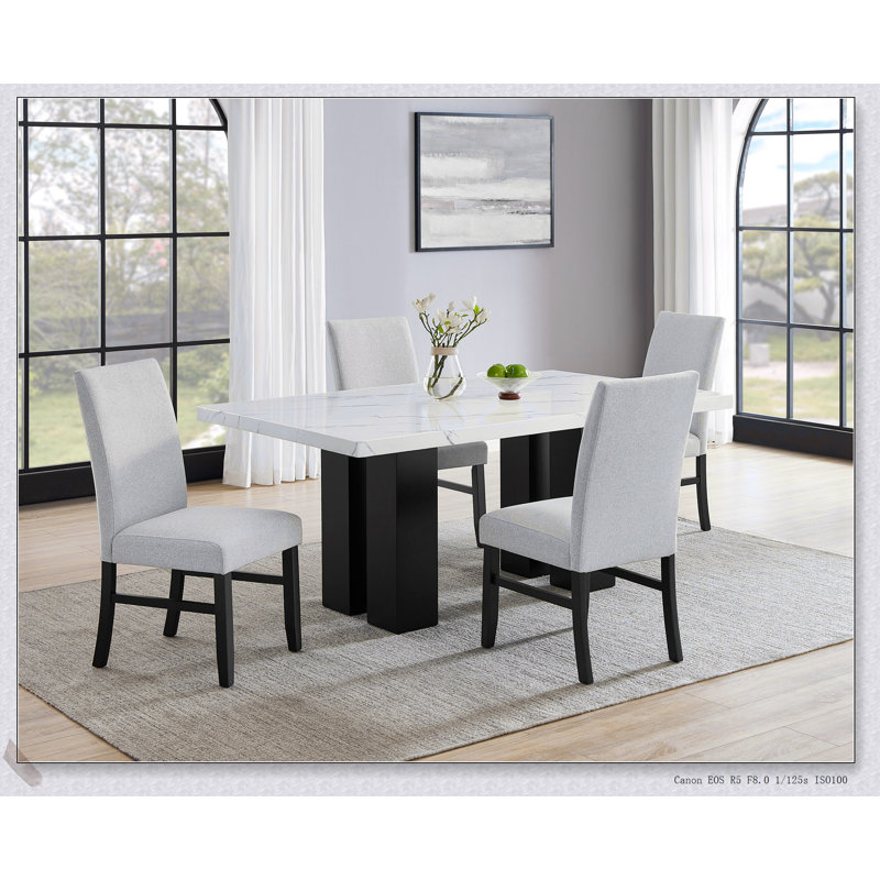 Ensemble de salle à manger 5 pièces avec plateau rectangulaire en marbre blanc, base au fini foncé et chaises rembourrées pour une élégance moderne
