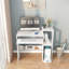 Un bureau d'ordinateur simple et pratique avec un espace optimisé, blanc-273677232