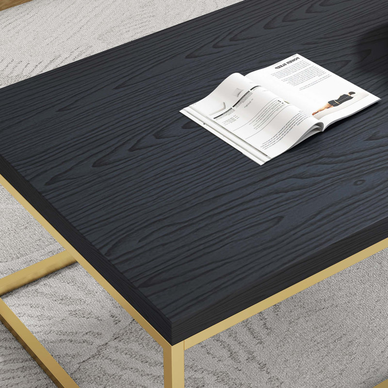 Table basse moderne avec plateau épais et structure robuste