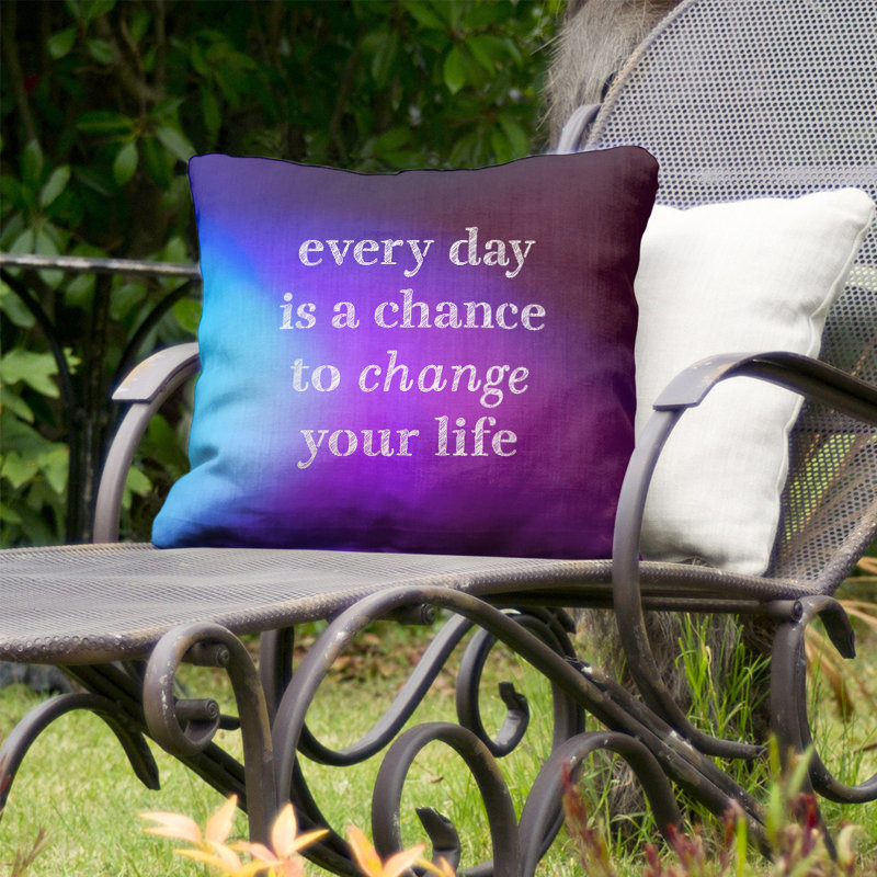 Coussin décoratif intérieur/extérieur change your life, 16 po x 1 po, Bleu / Mauve