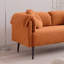 Luxueux canapé en faux agneau avec coussins décoratifs pour une assise élégante et confortable