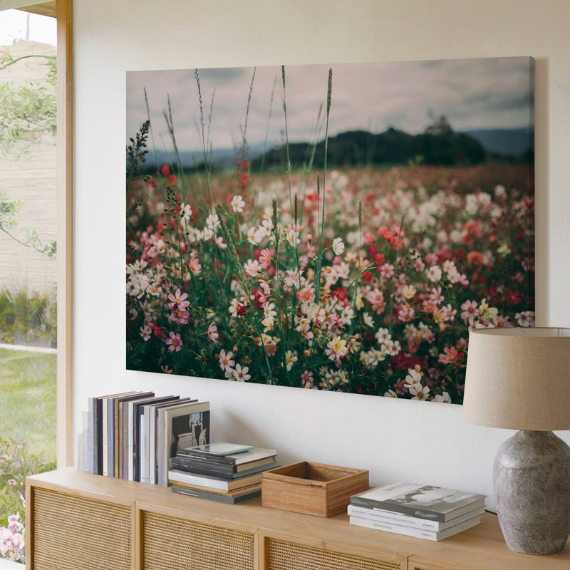 Toile, un éclatant champ de fleurs sauvages éclatant avec un tableau de délicates fleurs murales en blanc doux et des touches de rouge sur toile