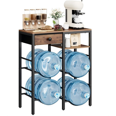 Porte-bidon 5 gallons avec 4 fentes, support de rangement pour bouteilles d'eau robuste, tablettes en bois à 2 couches et tiroir en tissu pour la maison, la cuisine, le bureau, le garage