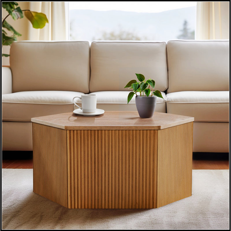 Table basse cannelée hexagonale avec placage en bois naturel, parfaite pour un décor moderne et rustique.