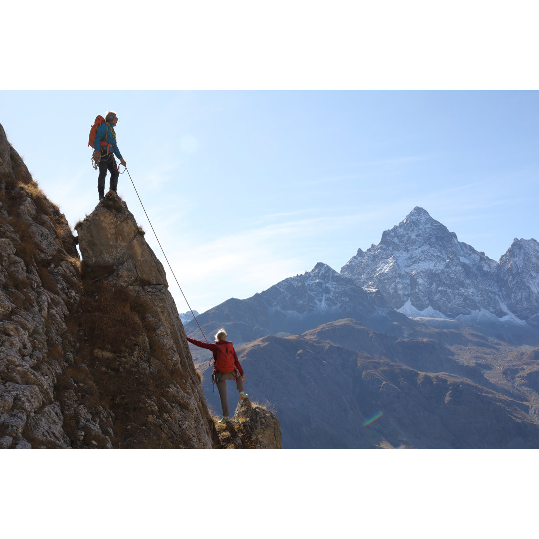 Bergsteiger halten inne und genießen die Aussicht