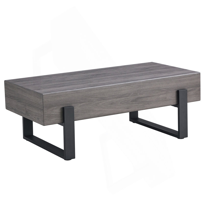 Une table basse en bois aggloméré gris rustique avec des pieds en métal noir - un espace élégant dans des tons de bois naturel