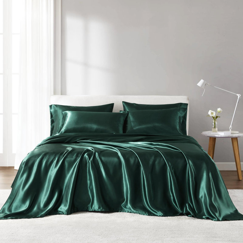 Drap de luxe en satin pour lit double - froissé. Convient aux matelas de 16 po. Comprend 1 drap plat, 4 taies d'oreiller et 4 taies décoratives. Doux et chaud, il adoucit les cheveux. La collection de literie peut accueillir jusqu'à