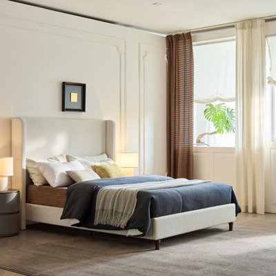 Très grand cadre de lit très grand avec revêtement blanc crème, tête de lit haute de 54 po, sans sommier, base en métal, pieds en bois massif, mobilier de chambre contemporain avec cadre haut, configuration en chêne