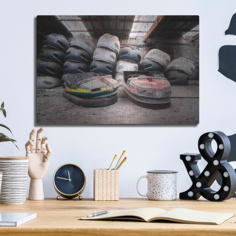 «Bumper Cars» par Roman Robroek, H 12 po x l 16 po