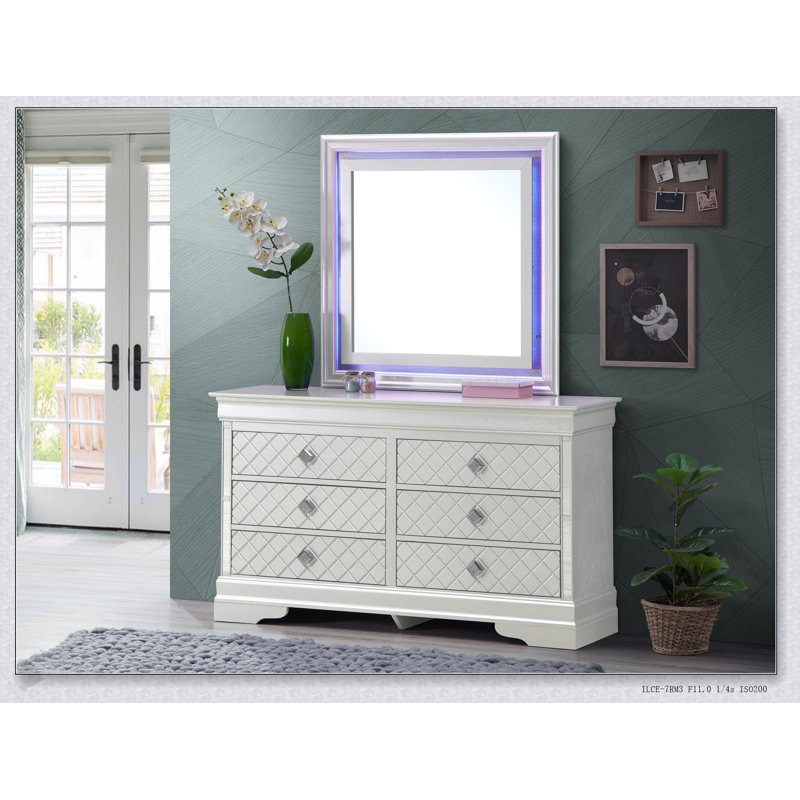 Commode Verona G6700-D argentée avec motif en X en relief et poignées de tiroir chromées, alliant élégance moderne et charme traditionnel