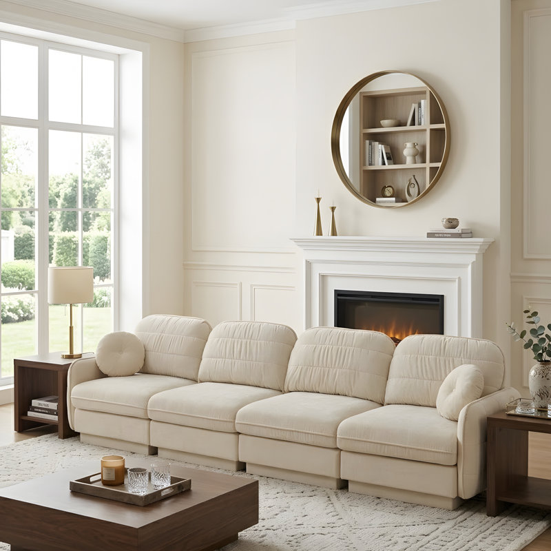 Un canapé profond dans le salon, avec des coussins ronds, H 37,38 po x l 136,98 po x P 33,38 po, Crème