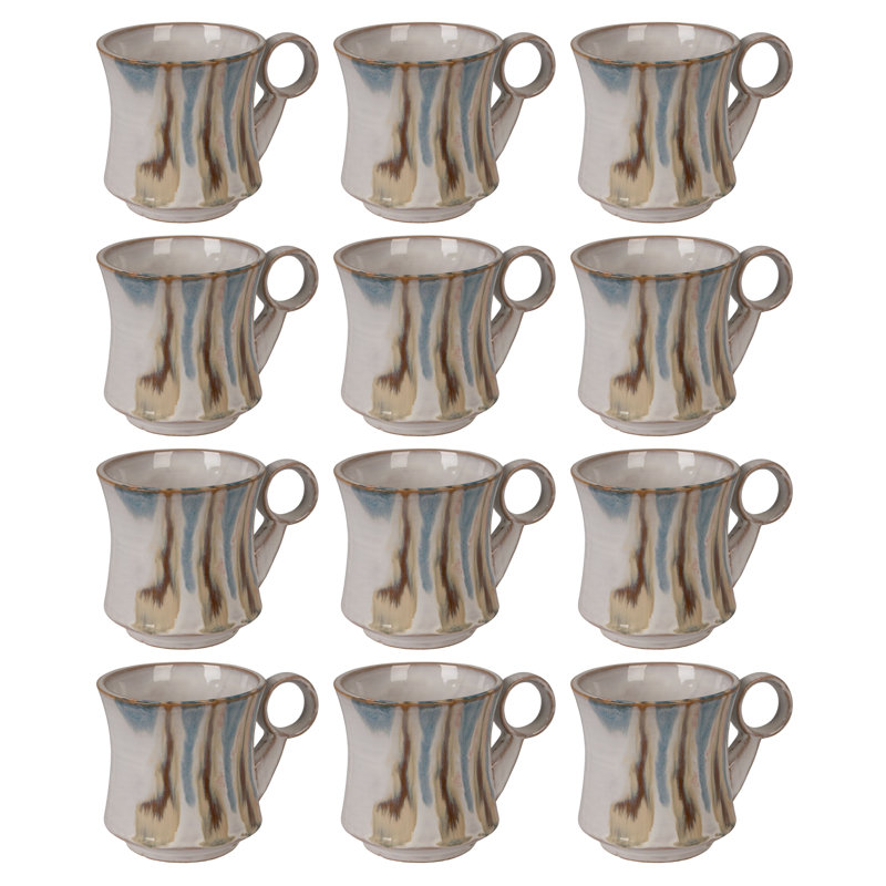 Tasses en grès en forme de fleur dans un glacis réactif