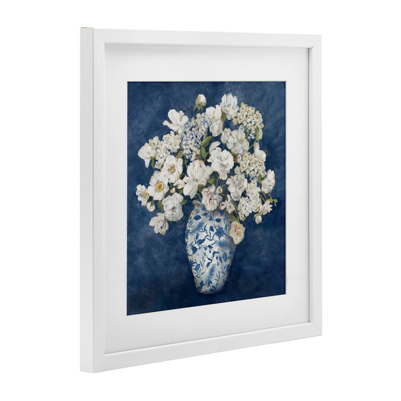 Vase classique chinois bleu encadré, imprimé par Charlene Olson, H 16 po x l 16 po, Bord de mer blanc sous verre encadré