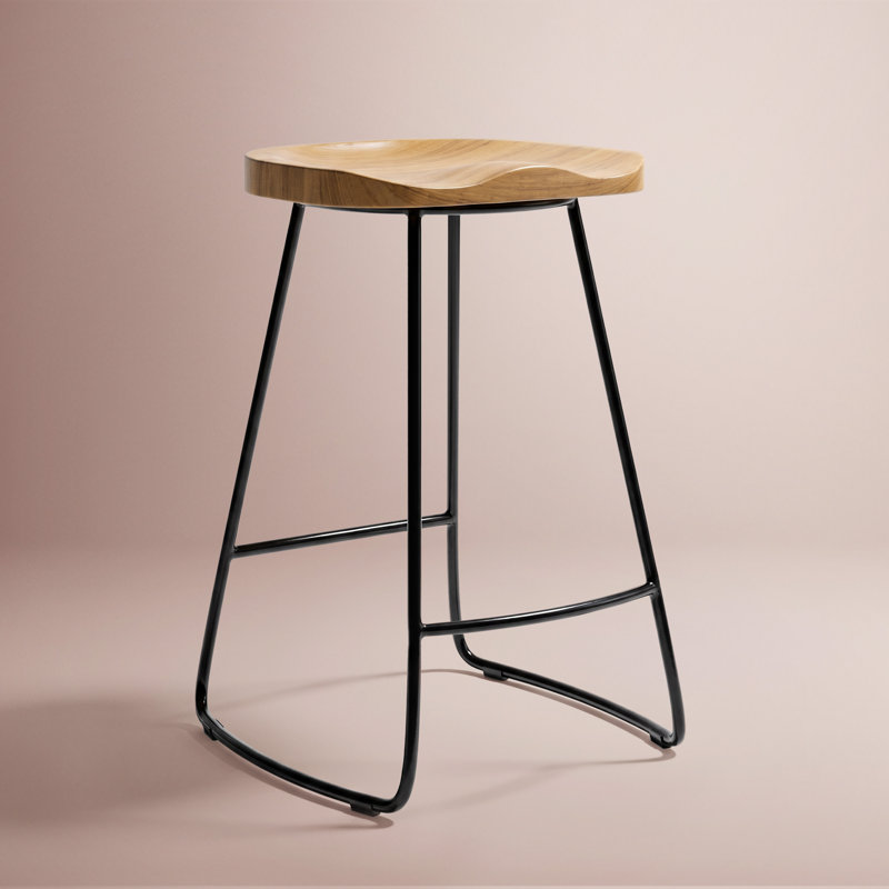 Tabouret de comptoir Mason beige clair avec siège courbé en bois massif et pieds en métal noir