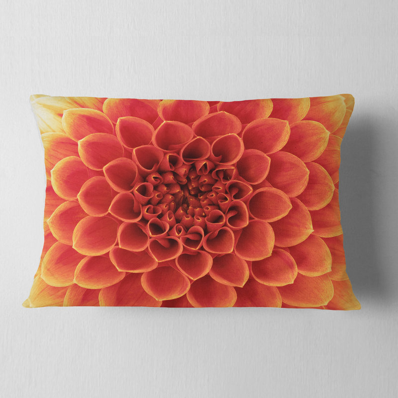 Coussin décoratif à fleur brune avec pétales denses