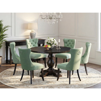 Cet ensemble de 7 pièces comprend une table ronde de 48 po avec piédestal et 6 chaises rembourrées en tissu de polyester vert saule, noir sablé