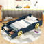 Lit plateforme simple en forme de voiture de course avec roues et rangement-309835079