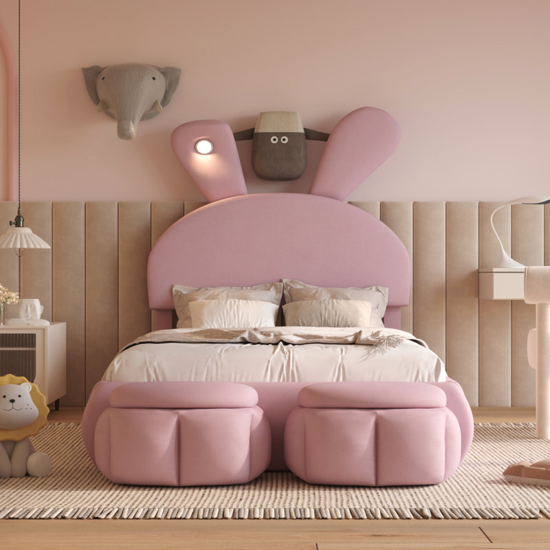 Lit plateforme simple tapissier avec oreilles dessinées et tête de lit rose clair