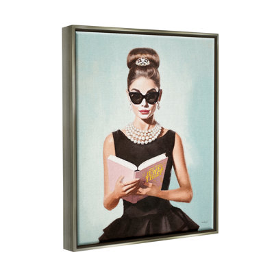 Femme branchée lisant sur toile