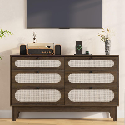 Commode double 6 tiroirs Modern Farmhouse avec détails en rotin et prise de courant - Poignées en métal, armoire d'entrée en bois pour chambre à coucher, bois foncé