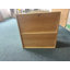 Armoire de rangement moderne et fonctionnelle en bois avec portes coulissantes, tablettes ouvertes et fermées à 2 niveaux pour organiser l'espace de vie, de chambre à coucher ou pour les enfants