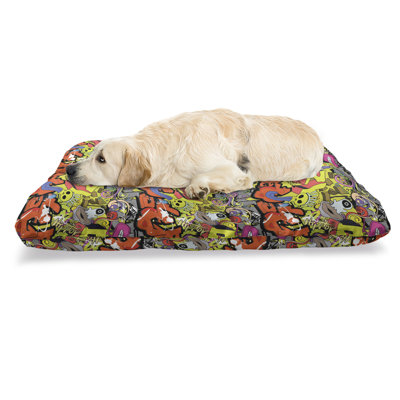 Lit de graffiti pour animal de compagnie, illustration de style crâne de culture grunge hip -ster de style contemporain, coussin résistant à mâcher pour chien et chat avec housse amovible, 24 po x 39 po, multicolore