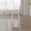 Ensemble de 4 chaises de salle à manger en lin beige, pattes en métal blanc pour un style raffiné. Ensemble de 4 chaises modernes beiges (assise et structure).