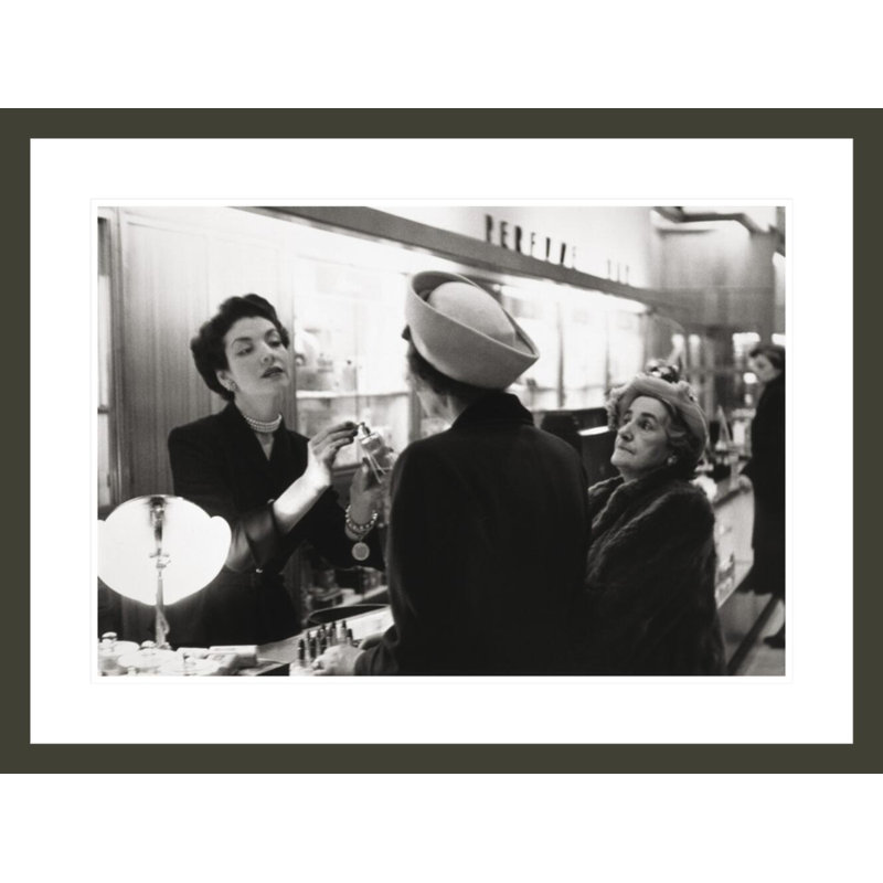 «Women at Perfume Counter» par Dan Weiner, impression giclée sur cadre, H 22,23 po x l 29,5 po