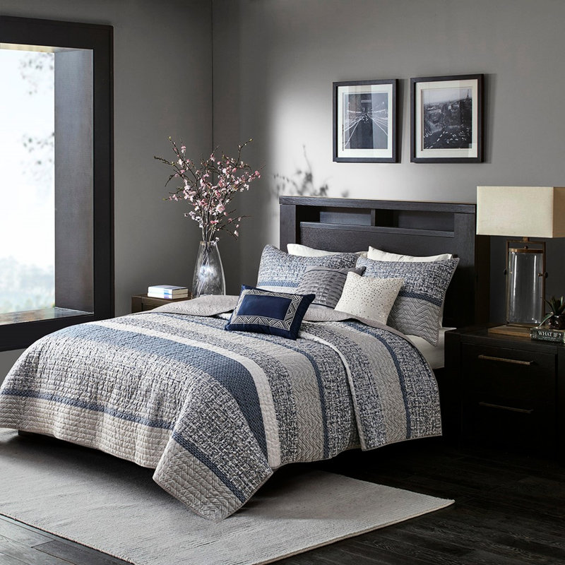 Courtepointe réversible très grand / très grand bleu marine. 6 pièces avec coussins. . Détails décoratifs plissés. Literie lavable à la machine brodée et élégante