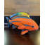 Statue de poisson rouge à rayures