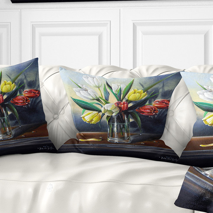Tulipes rouges, blanches et jaunes - coussin à imprimé floral, 16 po x 1 po, Coussin décoratif