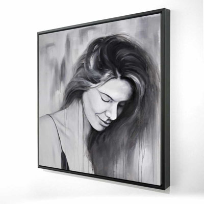 Portrait de femme souriante - décor de chambre à coucher blanc encadré