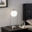 Lampe de table avec cadre ouvert incurvé et abat-jour sphérique suspendu, argent