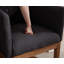 Chaise de comptoir revêtue de bois massif et comptoir en tonneau avec étriers-370063456-372419400