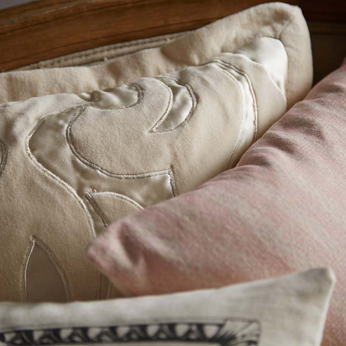 Coussin décoratif en coton, H 18 po x l 18" x P 4 po, Taupe, Polyester