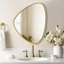 Miroir moderne avec cadre asymétrique en aluminium pour chambre à coucher, salon-244058832